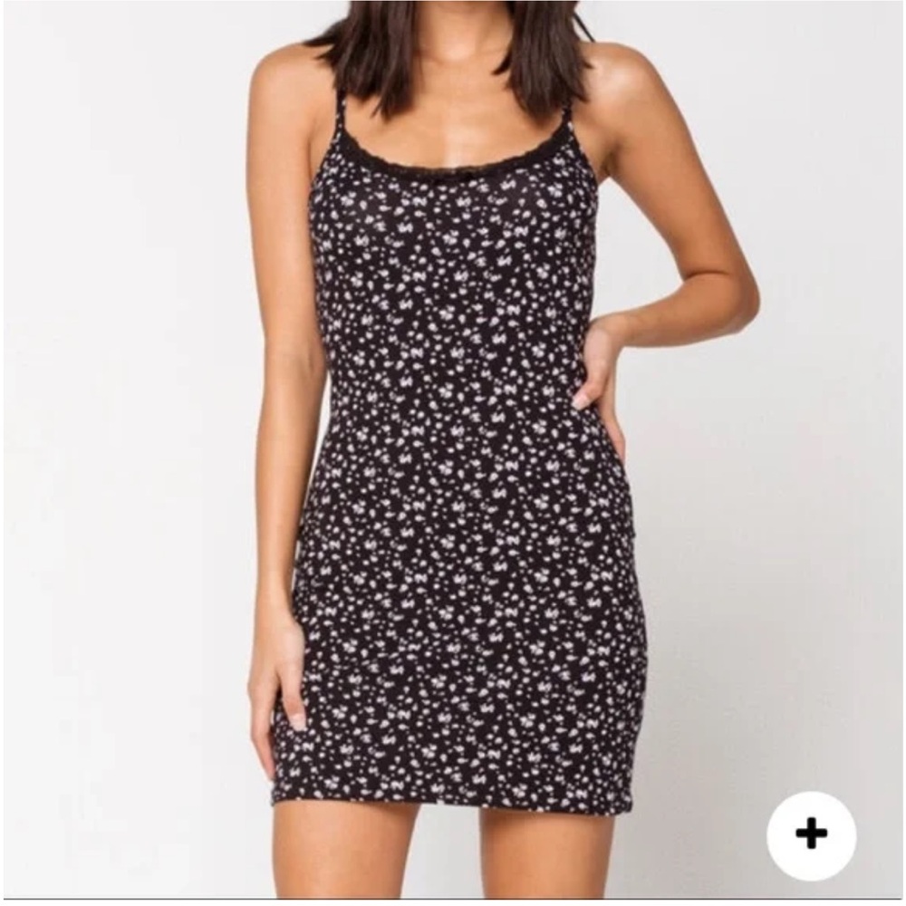 Tilly’s- Ivy and Main - Floral Black Dress. Size XS